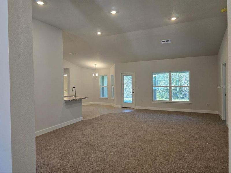 Spacious, unfurnished interior of a new home in Sugarmill Woods, Homosassa (Image 8).