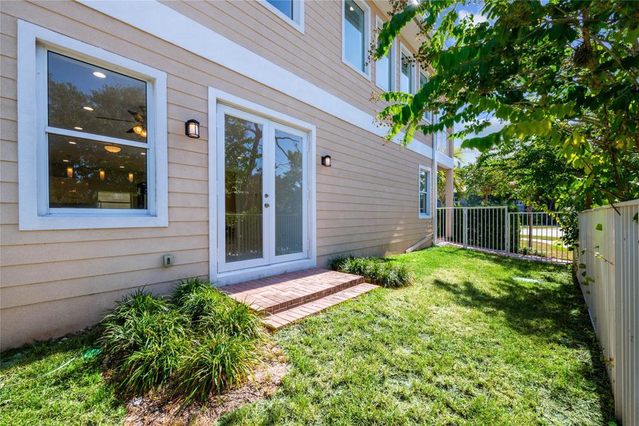 Private Fenced in Yard Private Fenced in Yard