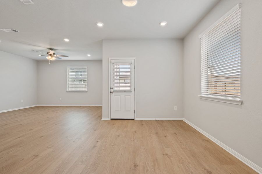 Spacious, unfurnished interior of a new home in Crosswinds, Kyle (Image 8).
