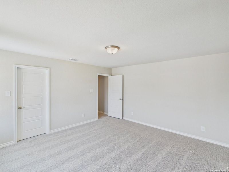 Spacious, unfurnished interior of a new home in Ladera, San Antonio (Image 27).