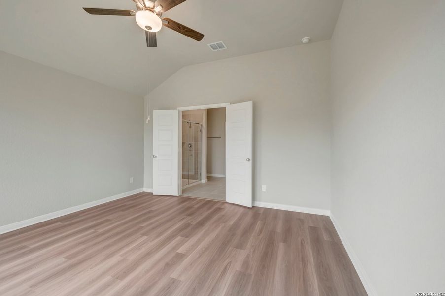 Spacious, unfurnished interior of a new home in Hickory Ridge Estates, Elmendorf (Image 32).