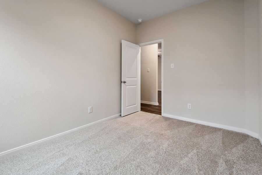 Spacious, unfurnished interior of a new home in Sweetwater Ridge, Conroe (Image 17).