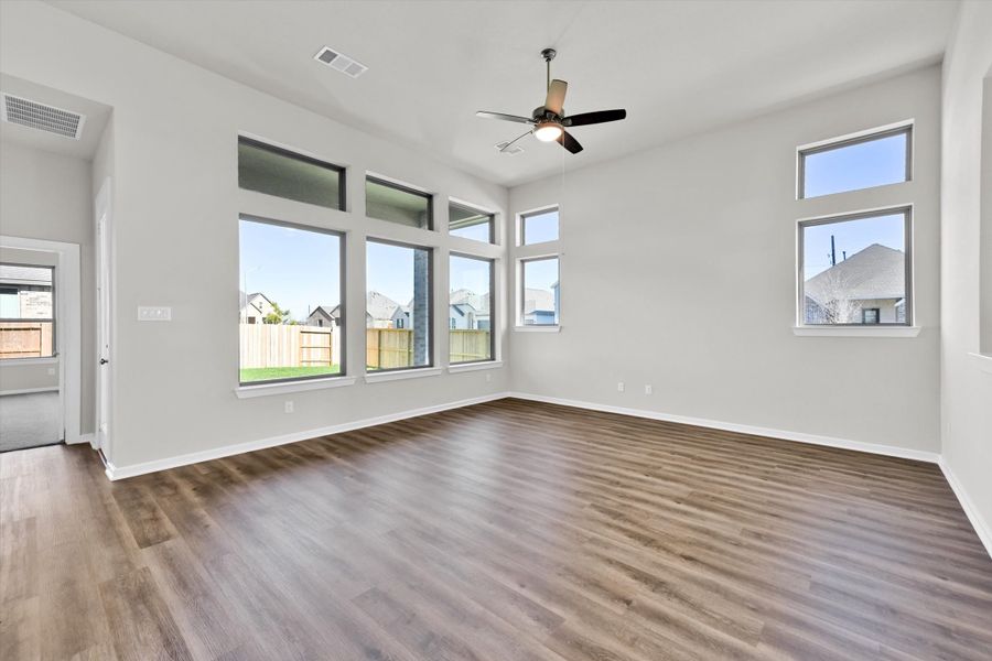 Spacious, unfurnished interior of a new home in Canterra Creek  60', Rosharon (Image 17).