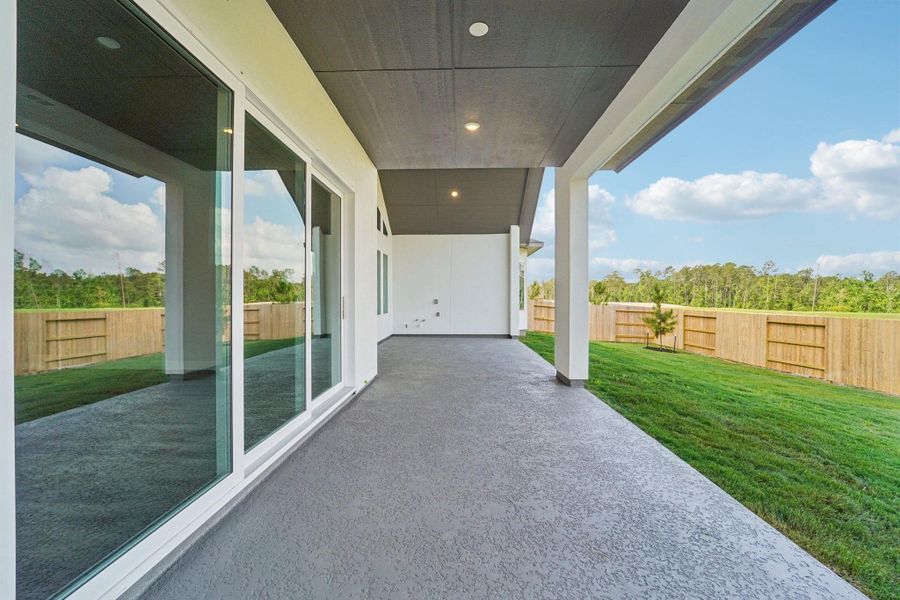 Exterior details and patio area of a home in Evergreen 70', Conroe (Image 19).