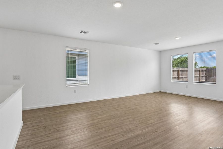 Spacious, unfurnished interior of a new home in Valle Sol, Von Ormy (Image 18).