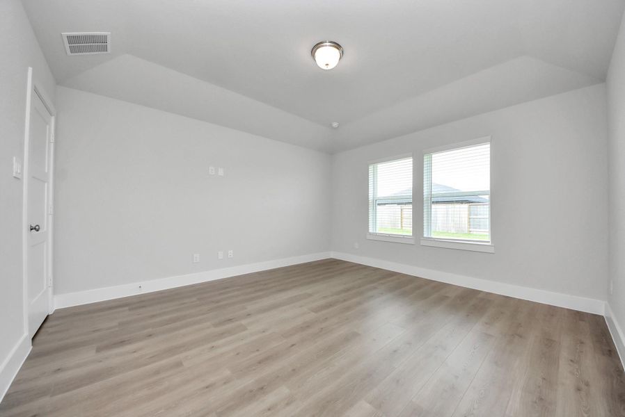 Spacious, unfurnished interior of a new home in Sunrise Cove: Landmark Collection, Texas City (Image 25).