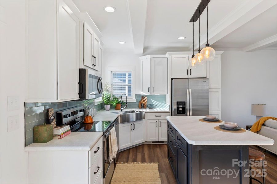 Large island w/ seating Large island w/ seating