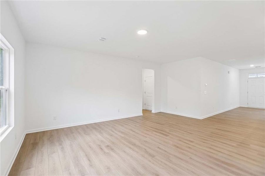 Spacious, unfurnished interior of a new home in The Pointe at Heron Bay, Locust Grove (Image 27).
