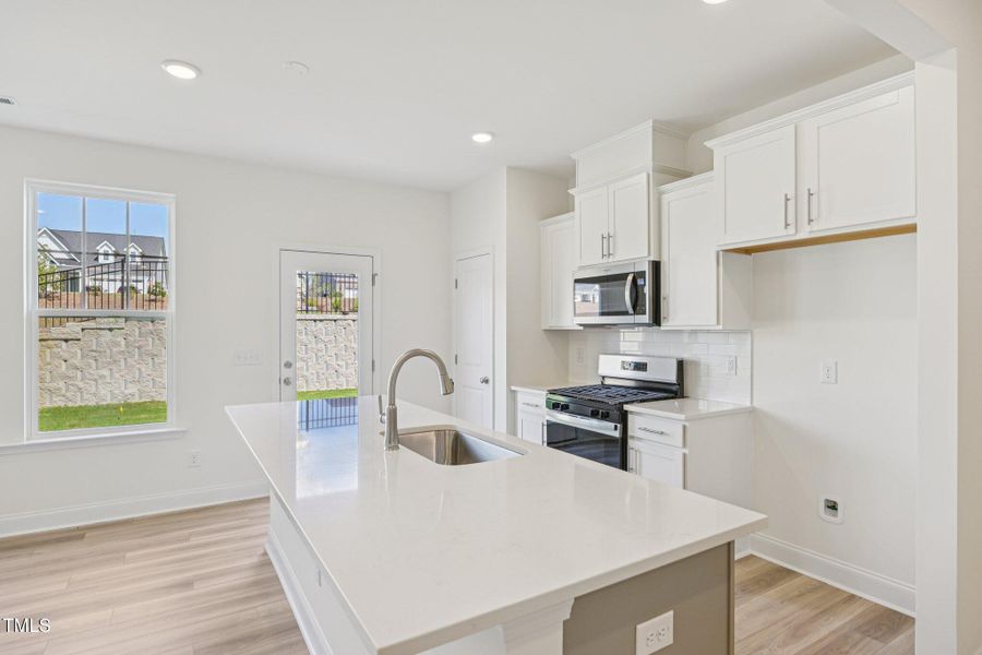 19-web-or-mls-Kensley Grv Ln-2406-019