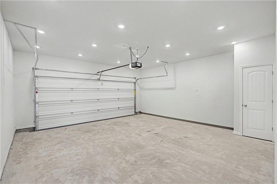 Spacious, unfurnished interior of a new home in Oakwood, Dallas (Image 38).
