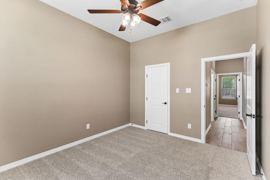 Comfortable, practical, and easy to personalize, this is a space ready for its next chapter.