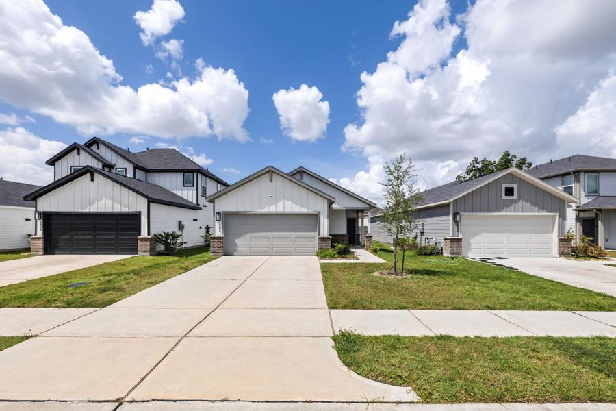 Front exterior of a new home in Arcadia 40s, Missouri City, TX, highlighting curb appeal (Image 28). Front exterior of a new home in Arcadia 40s, Missouri City, TX, highlighting curb appeal (Image 28).