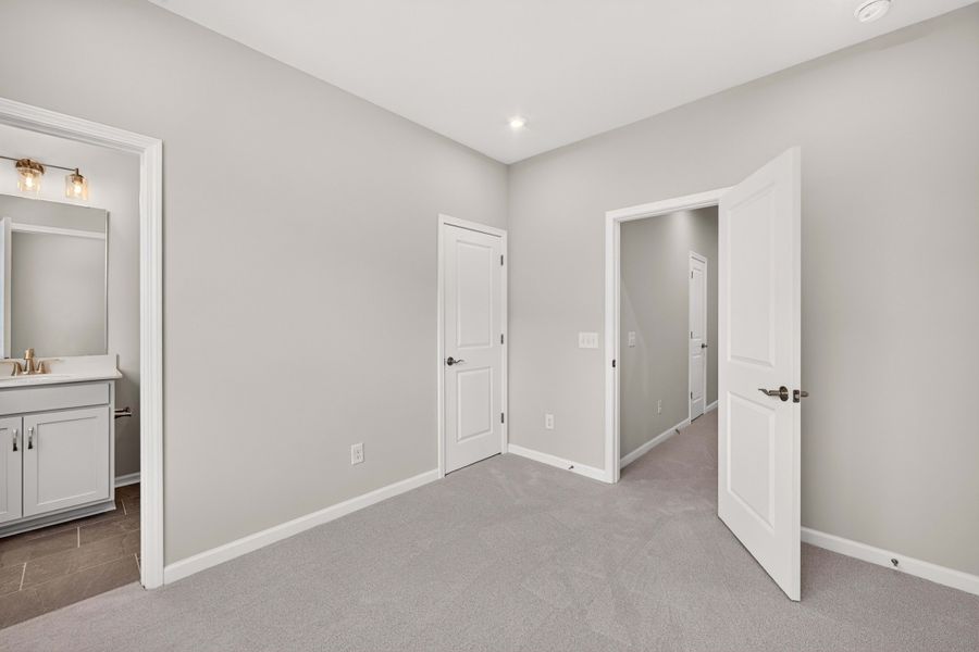 Spacious, unfurnished interior of a new home in Southmont, Charlotte (Image 29).