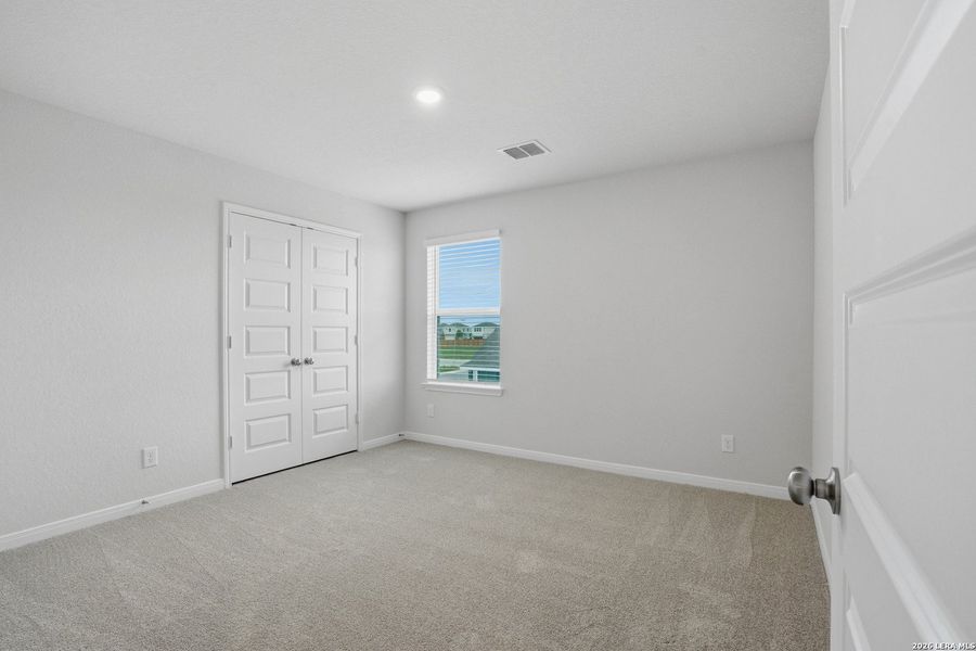 Spacious, unfurnished interior of a new home in Dauer Ranch, New Braunfels (Image 18).