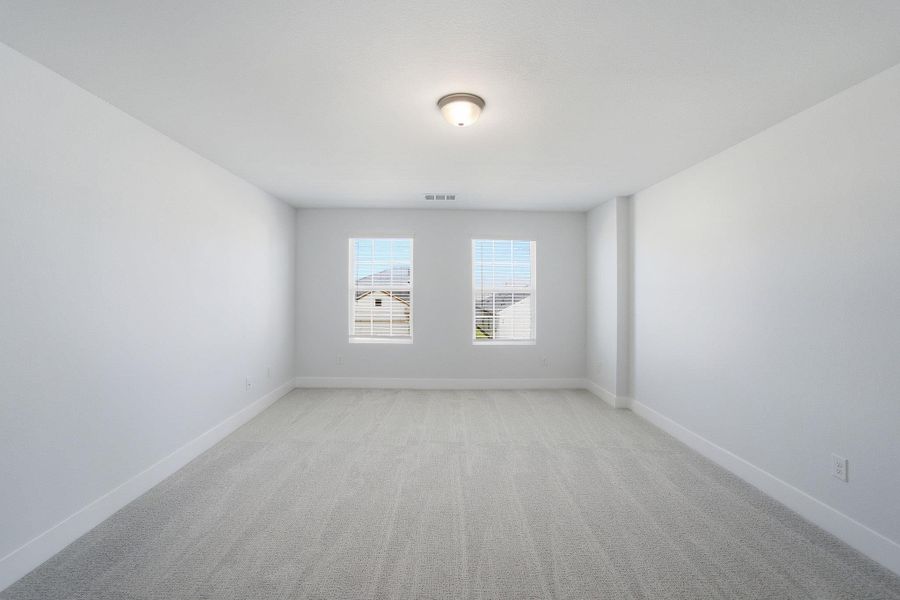 Spacious, unfurnished interior of a new home in Sunfield, Buda (Image 26).