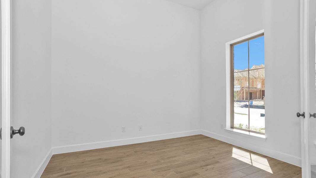 Spacious, unfurnished interior of a new home in Lakes of Cane Island, Katy (Image 23).