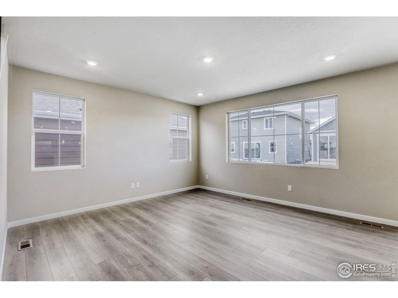Spacious, unfurnished interior of a new home in Farmstead, Berthoud (Image 25).