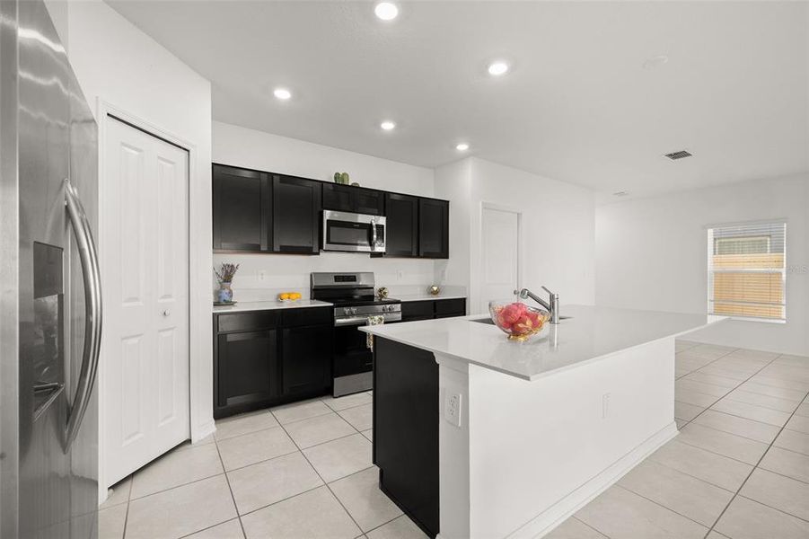 Furnished interior view inside a new home in Peace Creek Reserve, Winter Haven (Image 10).