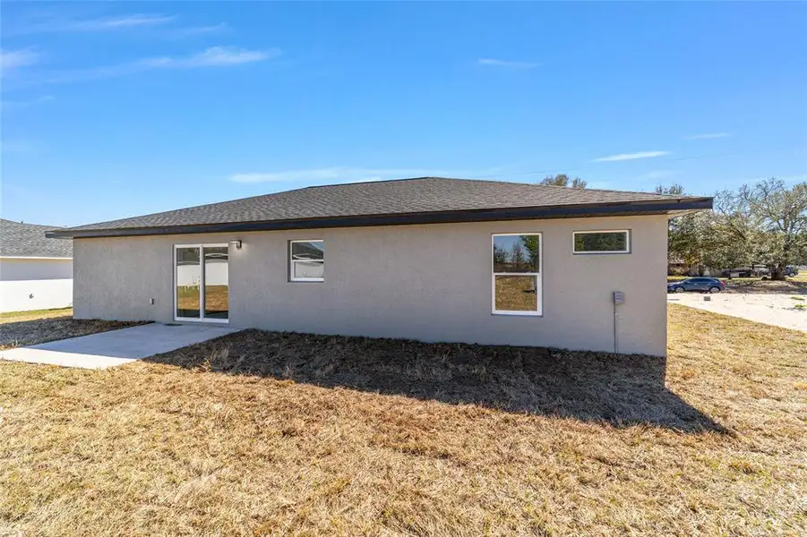 Exterior details and patio area of a home in , Dunnellon (Image 3).