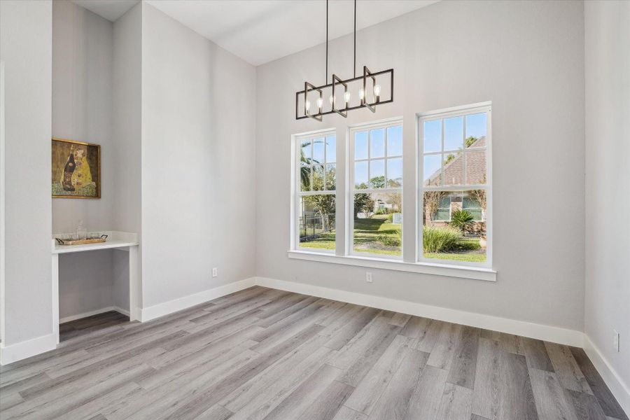 Lovely Dining Room/ oversized Breakfast Room flanking the Kitchen, equipped with space for a Wine Fridge and  Alcove