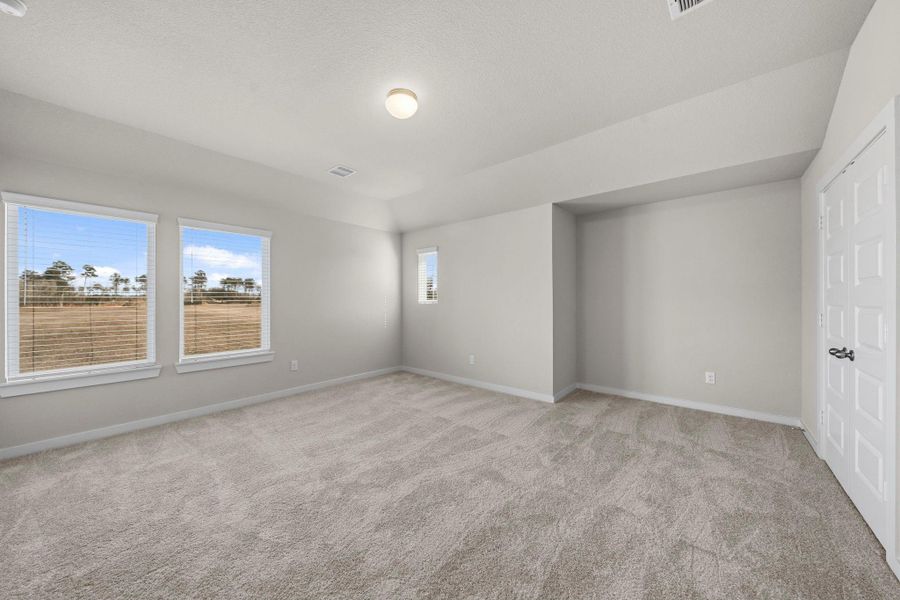 Spacious, unfurnished interior of a new home in Barton Creek Ranch, Conroe (Image 20).