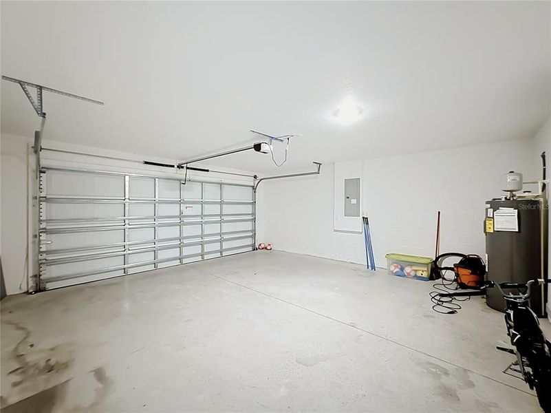 Spacious, unfurnished interior of a new home in , Ocala (Image 21).