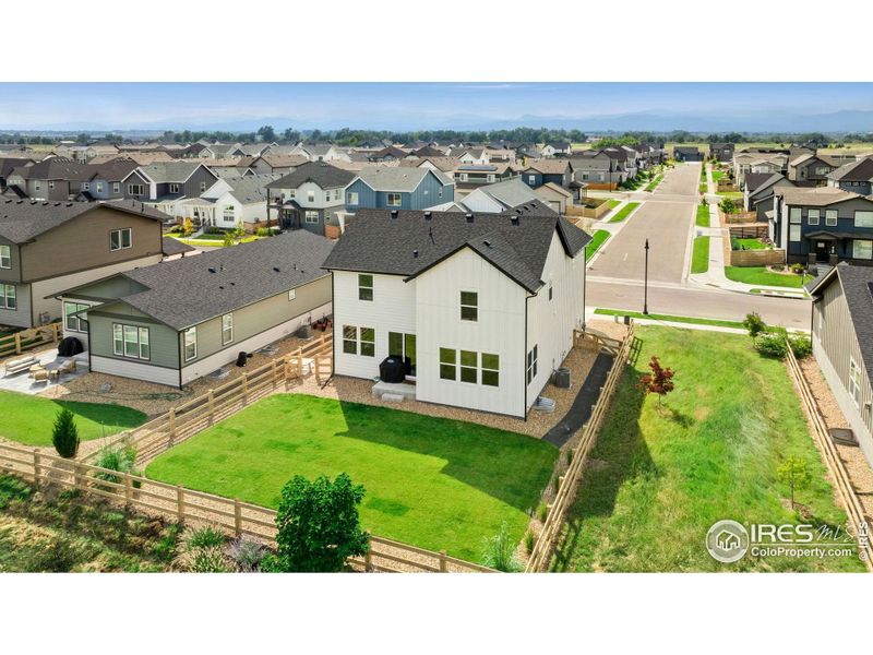 Great Backyard. Open space on the side and in the back.