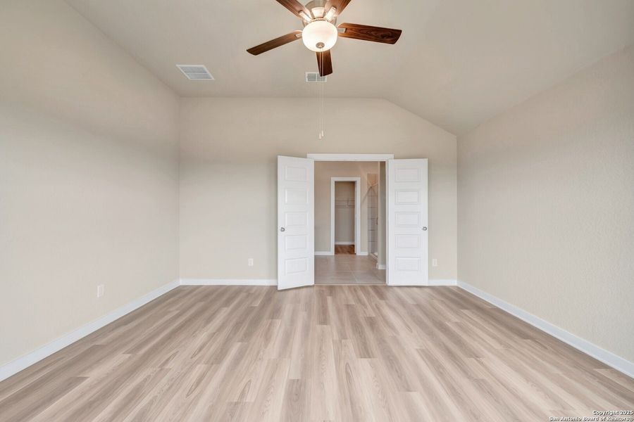 Spacious, unfurnished interior of a new home in Mesquite Ridge, San Antonio (Image 26).