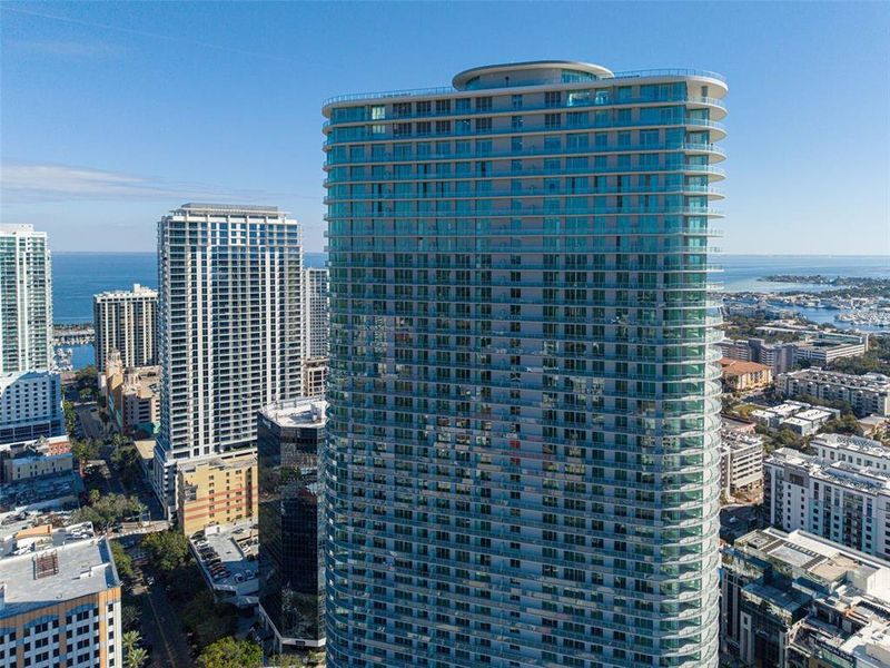 Condo located in St. Petersburg, FL showcasing its design and architecture (Image 44).