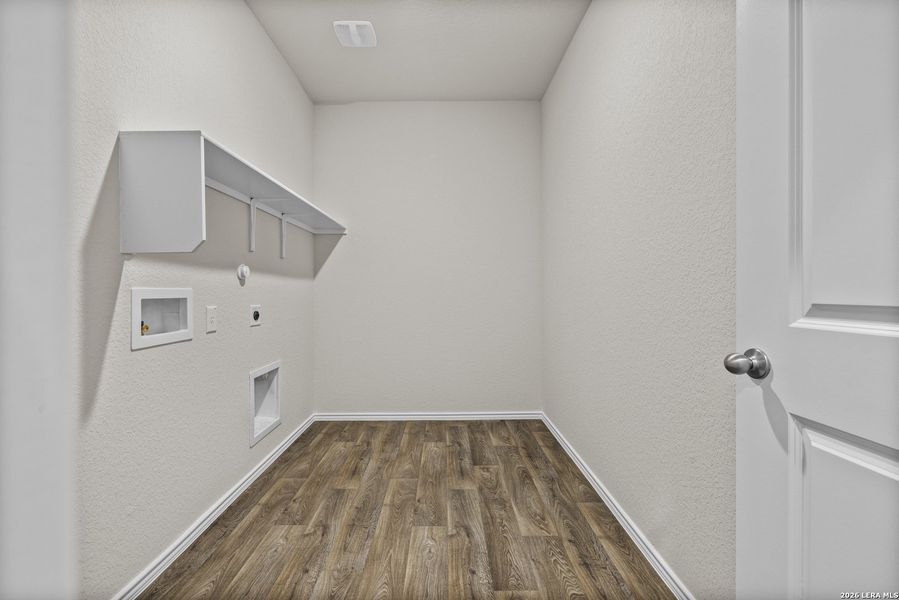 Spacious, unfurnished interior of a new home in Winding Creek, New Braunfels (Image 10).