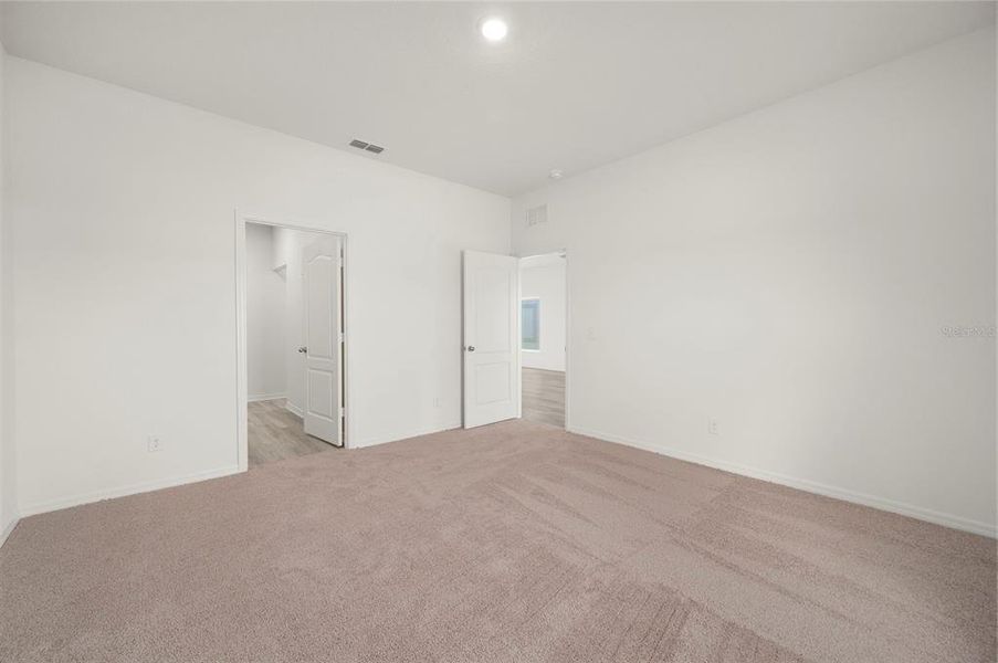 Spacious, unfurnished interior of a new home in Gum Lake Preserve, Lake Alfred (Image 20).