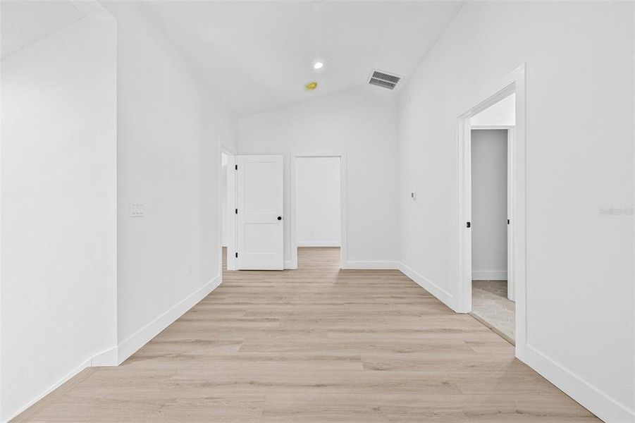 Spacious, unfurnished interior of a new home in , Tampa (Image 38).