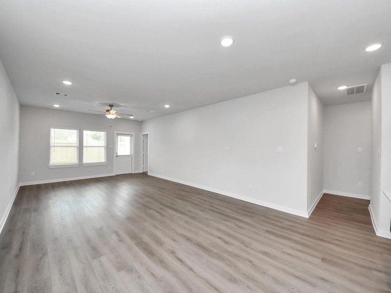 Spacious, unfurnished interior of a new home in Caney Creek Place, Conroe (Image 25).