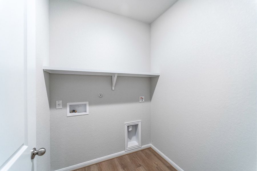 Spacious, unfurnished interior of a new home in Hennersby Hollow, San Antonio (Image 22).