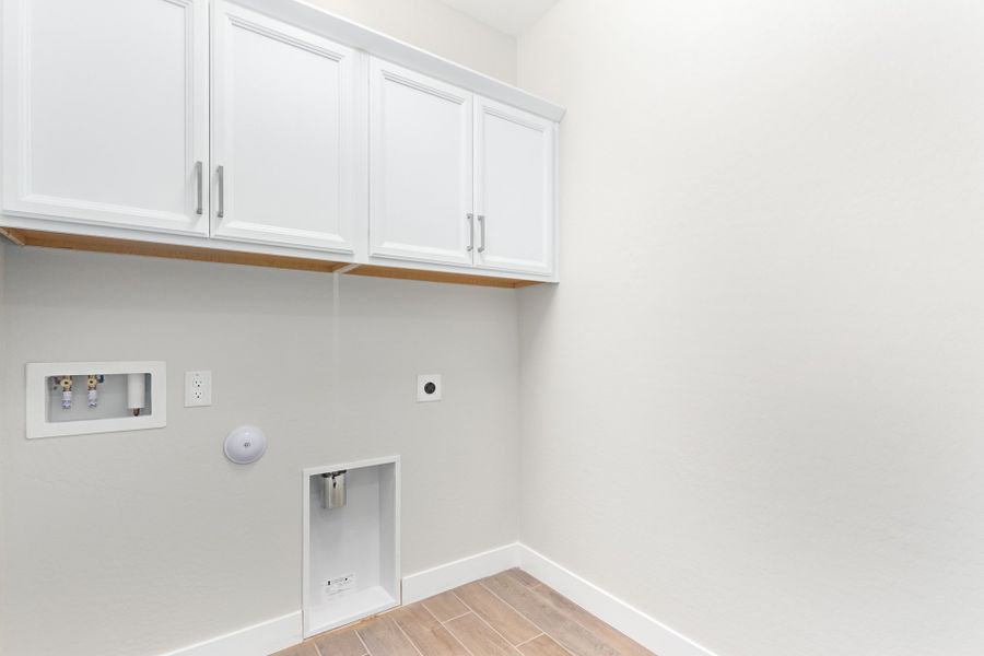 Spacious, unfurnished interior of a new home in Allen Ranches, Litchfield Park (Image 20). Spacious, unfurnished interior of a new home in Allen Ranches, Litchfield Park (Image 20).