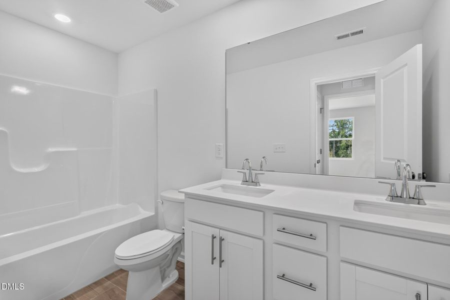 27_132_Tree_Moss_Ct-Bathroom-_013