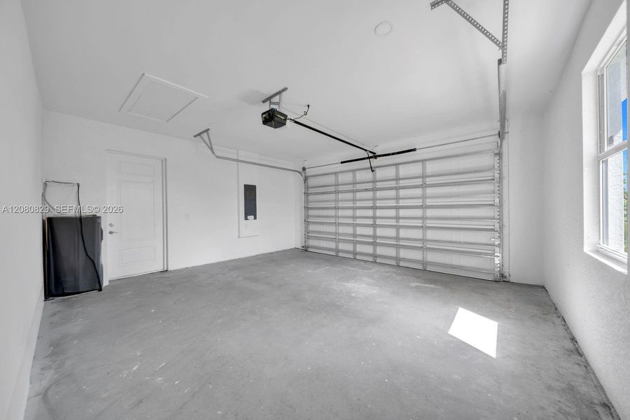 Spacious, unfurnished interior of a new home in , Lehigh Acres (Image 26).