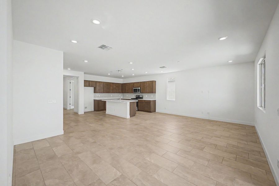 Spacious, unfurnished interior of a new home in Windstone Ranch North, Surprise (Image 9).