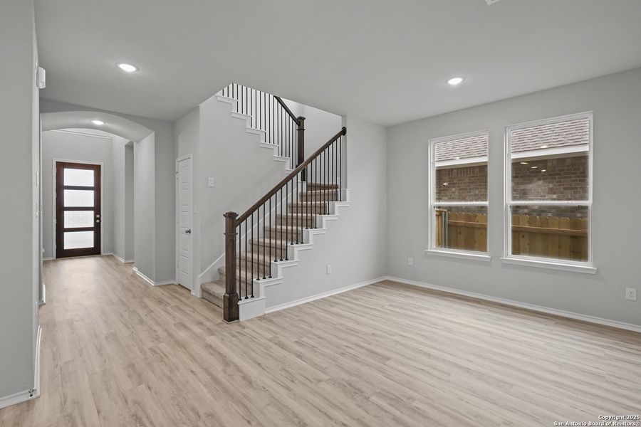 Spacious, unfurnished interior of a new home in Sunflower Ridge, New Braunfels (Image 16).