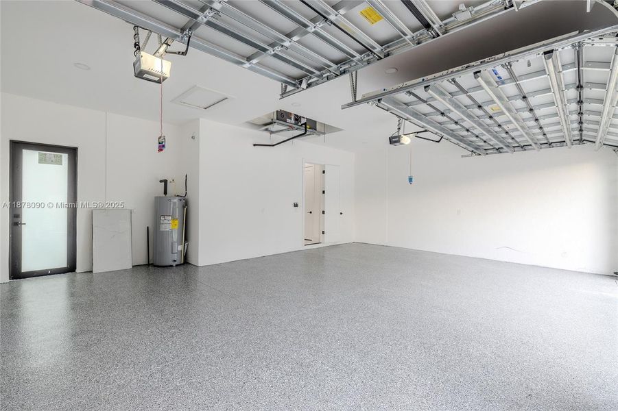 Spacious, unfurnished interior of a new home in , Cape Coral (Image 20).