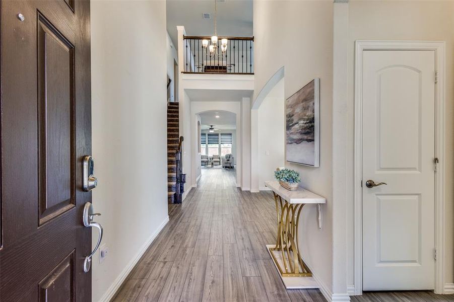 Gorgeous entry with high ceilings Gorgeous entry with high ceilings