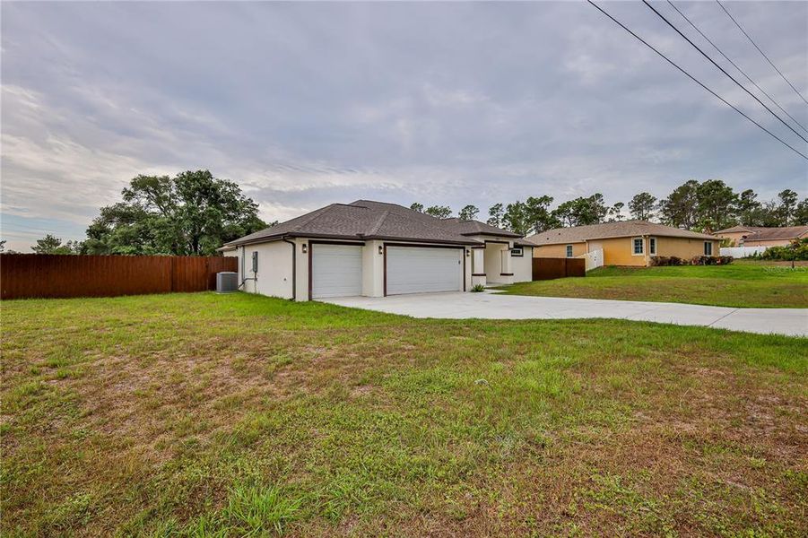 Exterior details and patio area of a home in , Weeki Wachee (Image 34).