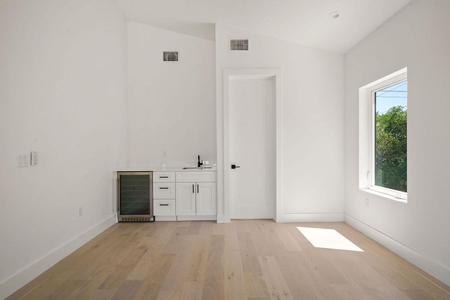 Spacious, unfurnished interior of a new home in , Austin (Image 30).