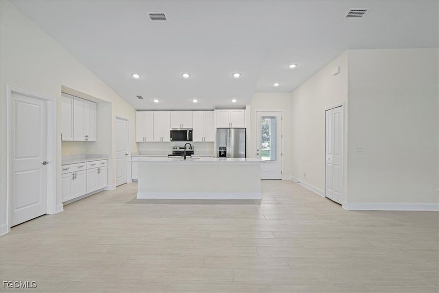 Spacious, unfurnished interior of a new home in Cape Coral, Cape Coral (Image 12).