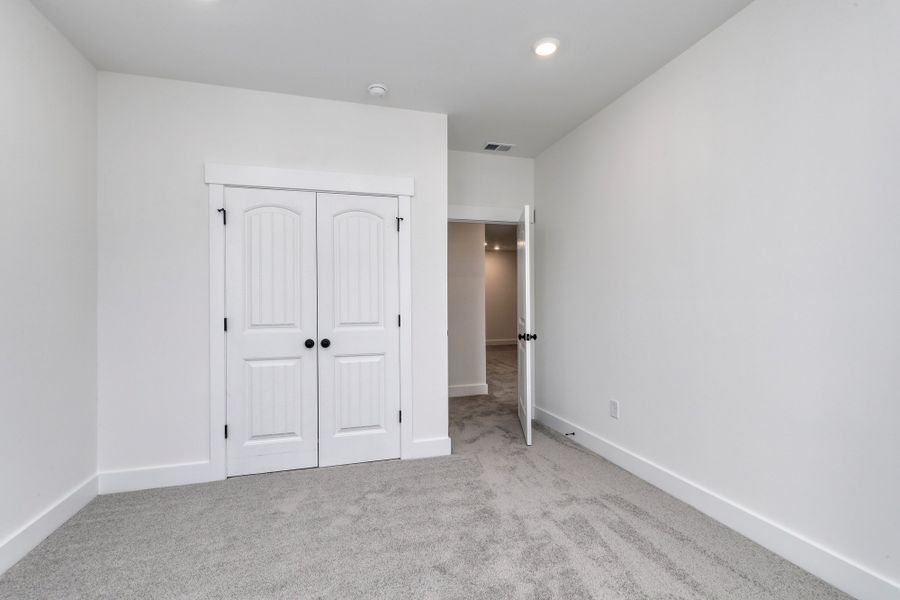 Spacious, unfurnished interior of a new home in Bally Castle, Murrells Inlet (Image 33).