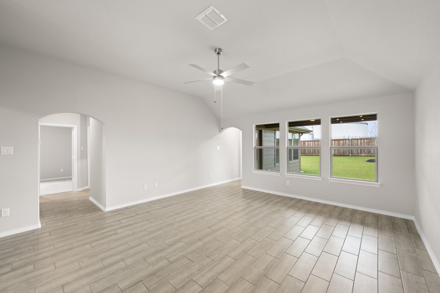 Spacious, unfurnished interior of a new home in Chisholm Hills, Cleburne (Image 18).