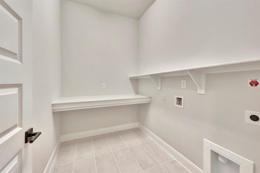 Spacious, unfurnished interior of a new home in Myrtle Creek, Waxahachie (Image 16).