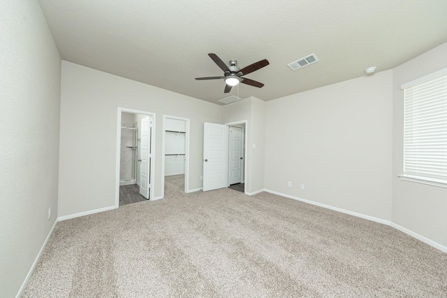 Spacious, unfurnished interior of a new home in Mackenzie Creek, Conroe (Image 10).