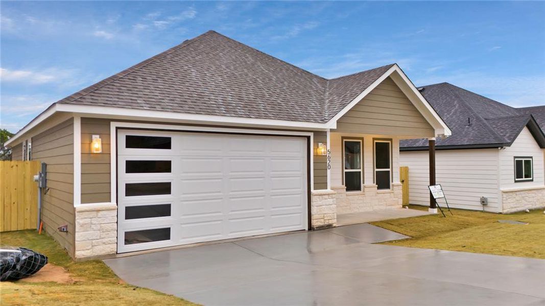 Exterior details and patio area of a home in , Granbury (Image 3).