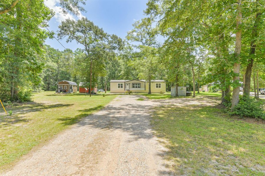 HUGE LOT/YARD HUGE LOT/YARD